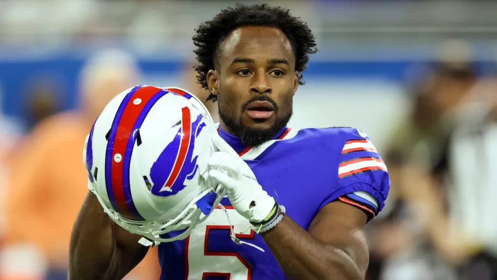 Buffalo Bills vs Cleveland Browns Buffalo Bills wide receiver Isaiah McKenzie (6) puts on his helmet ahead of an NFL, American Football Herren, USA football game between the Buffalo Bills and the Cleveland Browns in Detroit, Michigan USA, on Sunday, November 20, 2022. Detroit Michigan United States (IMAGO / NurPhoto)