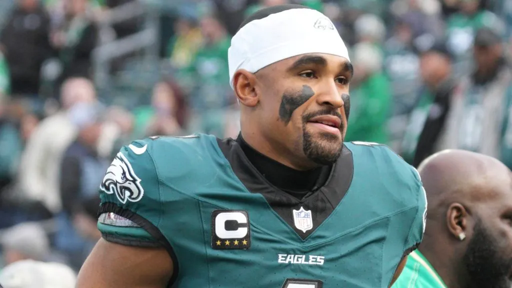 Philadelphia Eagles quarterback Jalen Hurts warms up during the game between the Philadelphia Eagles and the Carolina Panthers on December 08, 2024. (Source: IMAGO / Icon Sportswire)