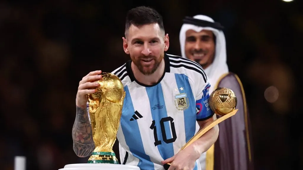 lionel messi with the world cup trophy