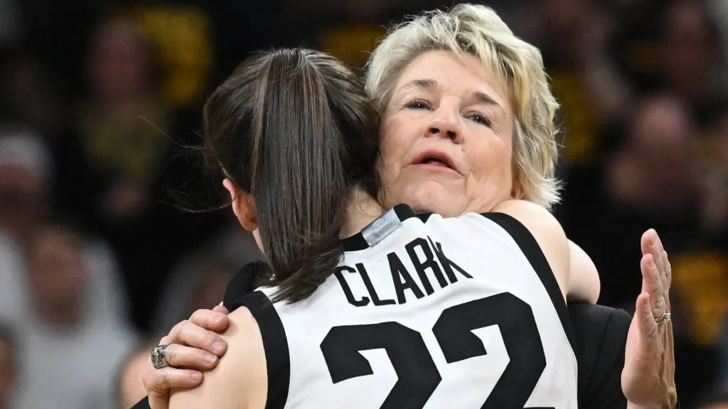 Iowa guard Caitlin Clark (22) gets a hug from Iowa head coach Lisa Bluder (IMAGO / Icon Sportswire)