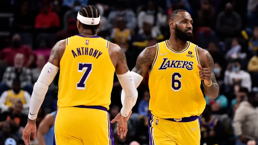 Los Angeles Lakers forward Carmelo Anthony #7 and Los Angeles Lakers forward LeBron James #6 during the game against the Memphis Grizzlies at FedExForum on December 29, 2021