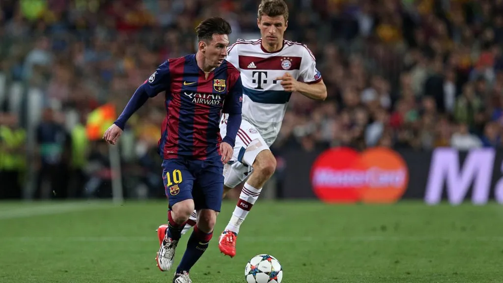 Thomas Muller from Bayern Munich tries to take the ball away from Lionel Messi of Barcelona. (IMAGO / DeFodi)