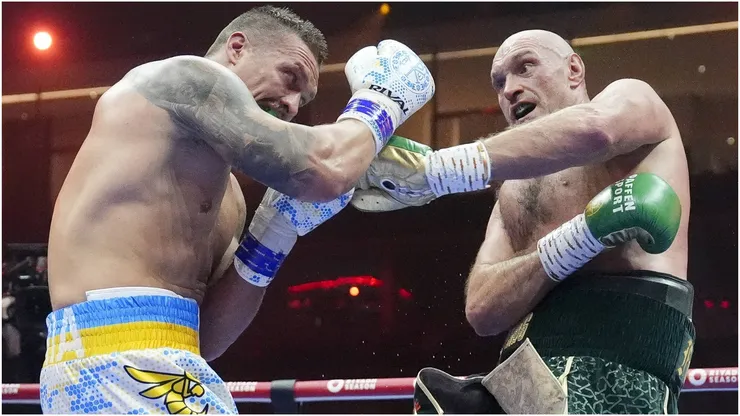 Tyson Fury (right) in action against Oleksandr Usyk (left)
