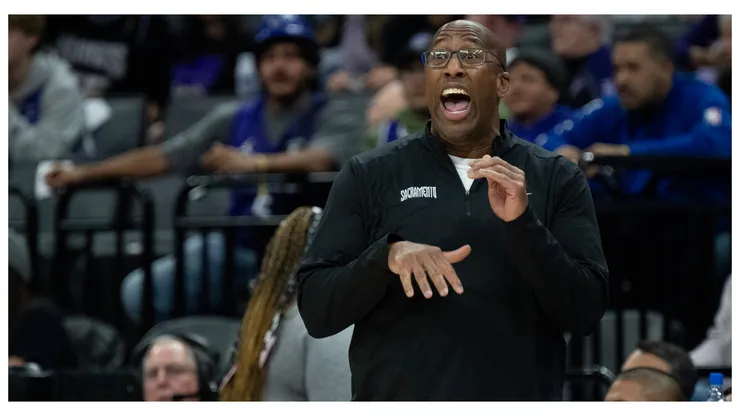 Sacramento Kings coach Mike Brown is called for a technical foul during an NBA, Basketball Herren, USA game at Golden 1 Center on Sunday, Nov. 24, 2024. Sacramento USA
