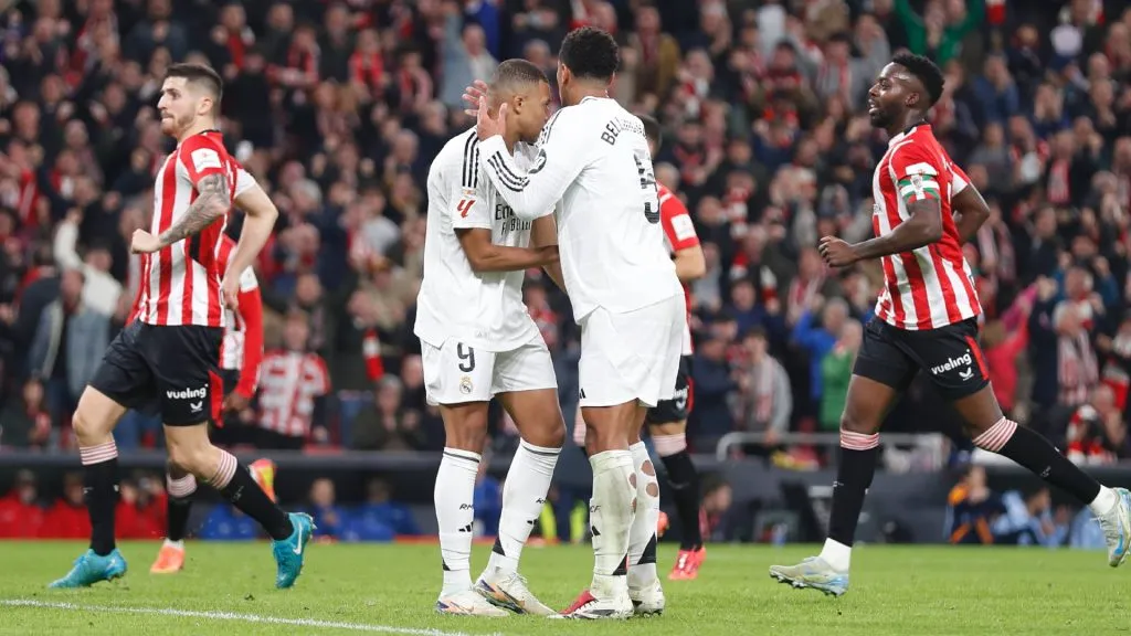 Bellingham consoles Mbappe after the penalty kick was stopped during LaLiga match between Athletic Club de Bilbao and Real Madrid CF. (IMAGO / AFLOSPORT)