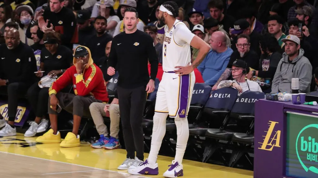 Los Angeles Lakers forward Anthony Davis (3) talks with Los Angeles Lakers coach JJ Redick. (IMAGO / Icon Sportswire)