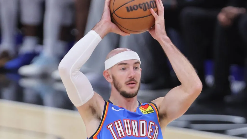 Oklahoma City Thunder guard Alex Caruso (9)