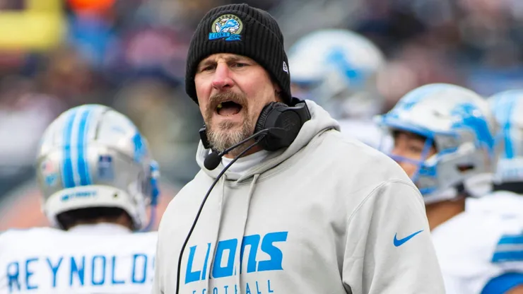 Detroit Lions head coach Dan Campbell talks to his players during an NFL, American Football Herren, USA football game against the Chicago Bears on Sunday, Dec. 22, 2024 in Chicago.