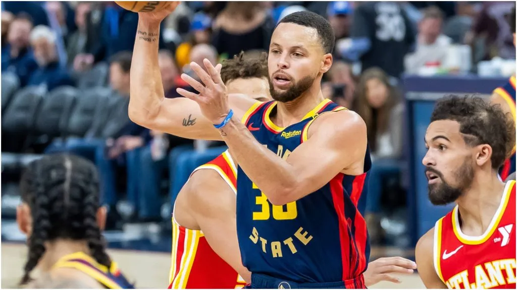 Stephen Curry passing the ball