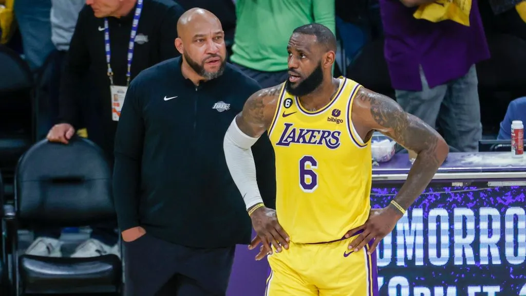 Los Angeles Lakers head coach Darvin Ham talks with forward LeBron James. (IMAGO / ZUMA Press Wire)