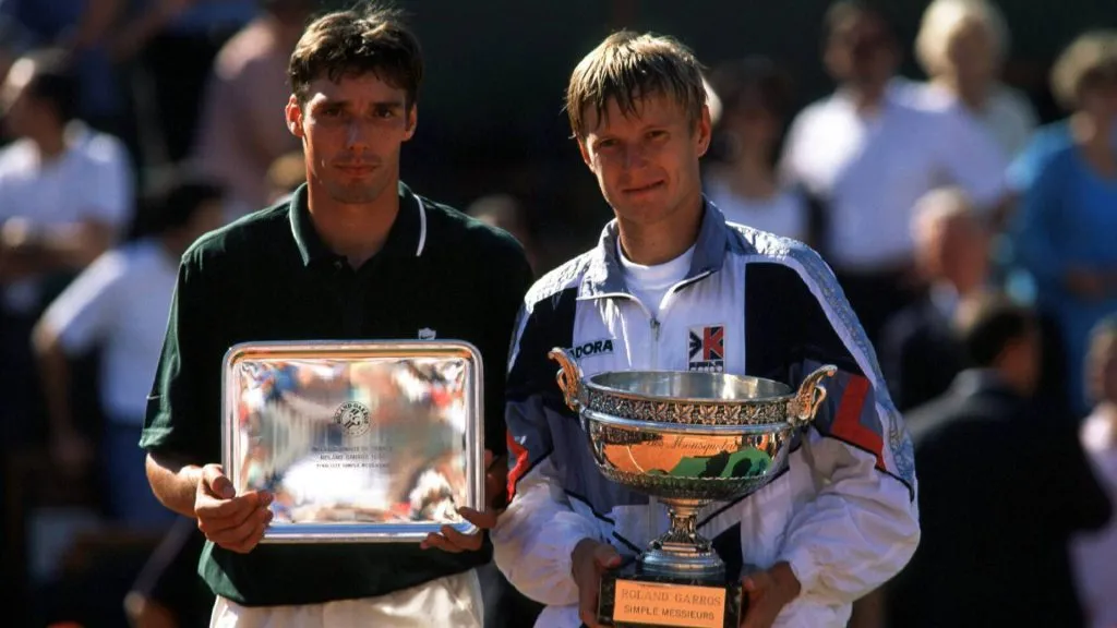 Yevgeny Kafelnikov holding the Roland Garros trophy after defeating Michael Stich in 1996. (IMAGO / Claus Bergmann)