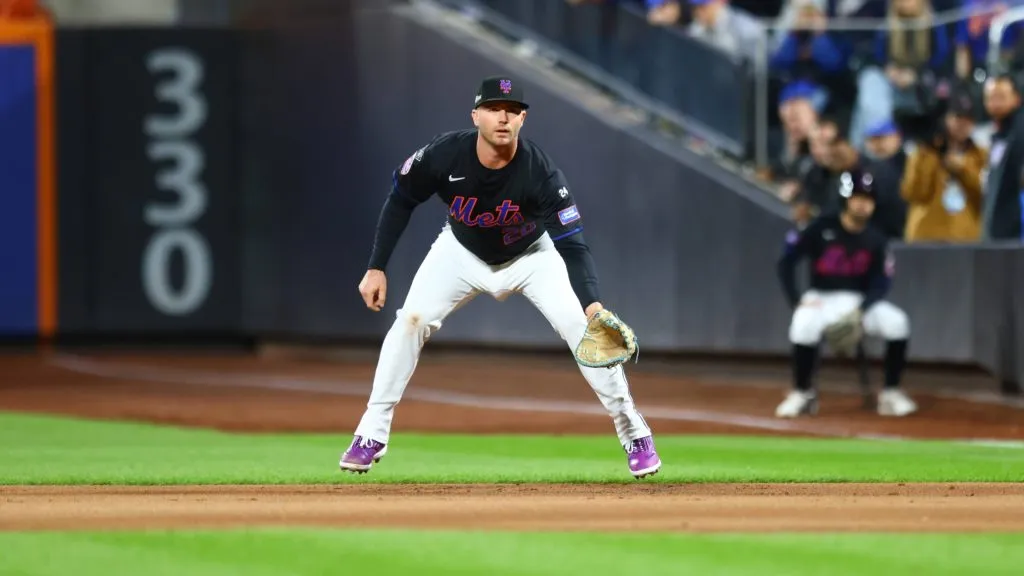 ets New York Mets first baseman Pete Alonso 20 prepares during the first inning in Game 3 of the baseball NL Championship Series against the Los Angeles Dodgers at Citi Field in Flushing, N.Y. IMAGO / NurPhoto.