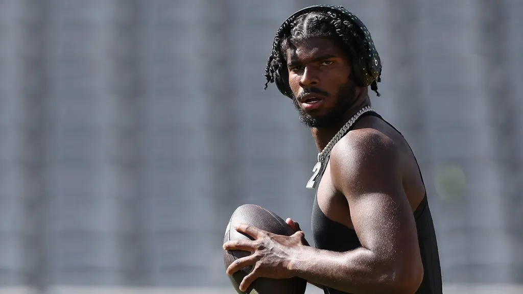 Quarterback Shedeur Sanders #2 of the Colorado Buffaloes warms up before the NCAAF game against the Arizona State Sun Devils at Mountain America Stadium on October 07, 2023. (Source: Christian Petersen/Getty Images)