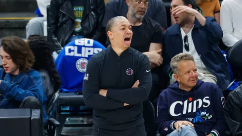 Los Angeles Clippers head coach Tyronn Lue directs against the Sacramento Kings during an NBA, Basketball Herren, USA preseason basketball game at Intuit Dome on Thursday, Oct. 17, 2024 in Inglewood, Calif.