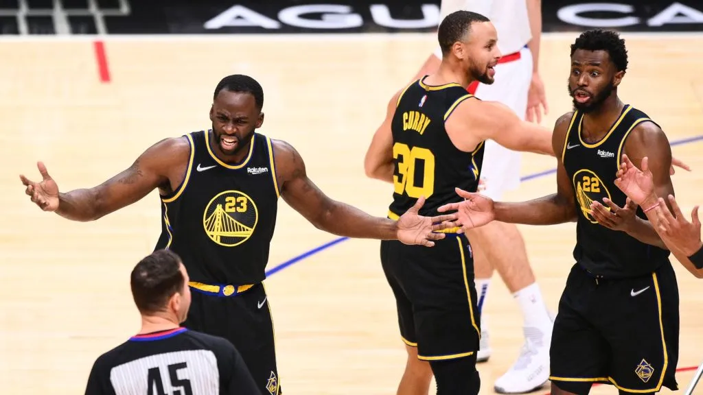 Golden State Warriors Forward Draymond Green (23), Golden State Warriors Guard Stephen Curry (30) and Golden State Warriors Forward Andrew Wiggins (22) reacts to a foul call that was overturned during a NBA, Basketball Herren, USA game between the Golden State Warriors and the Los Angeles Clippers on November 28, 2021 at STAPLES Center in Los Angeles, CA.