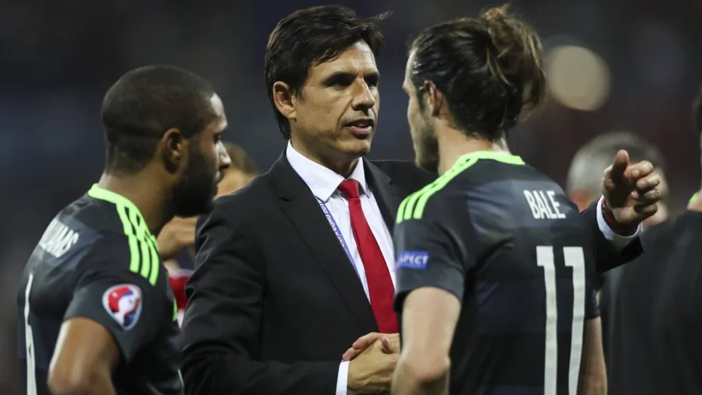 Wales Manager Chris Coleman consoles Gareth Bale after loosing against Portugal in UEFA Euro 2016. (IMAGO / PanoramiC)