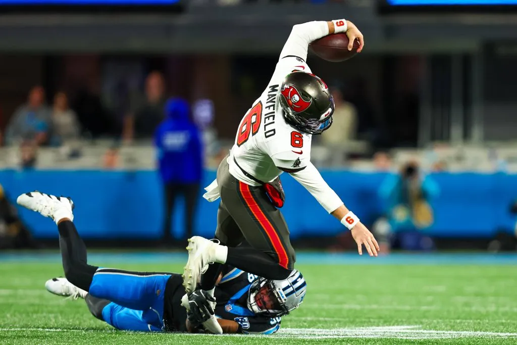 CHARLOTTE, NC – DECEMBER 01: Baker Mayfield 6 of the Tampa Bay Buccaneers runs the ball during the second half of a football game against the Carolina Panthers at Bank of America Stadium on December 1, 2024 in Charlotte, North Carolina. Photo by David Jensen/Icon Sportswire NFL, American Football Herren, USA DEC 01 Buccaneers at Panthers EDITORIAL USE ONLY Icon241201038