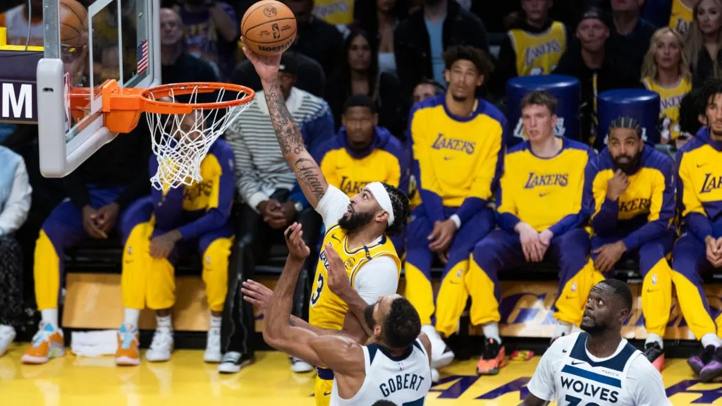 Anthony Davis goes to the basket under pressure from Rudy Gober during a game at Crypto.com Arena. (IMAGO / ZUMA Press Wire)