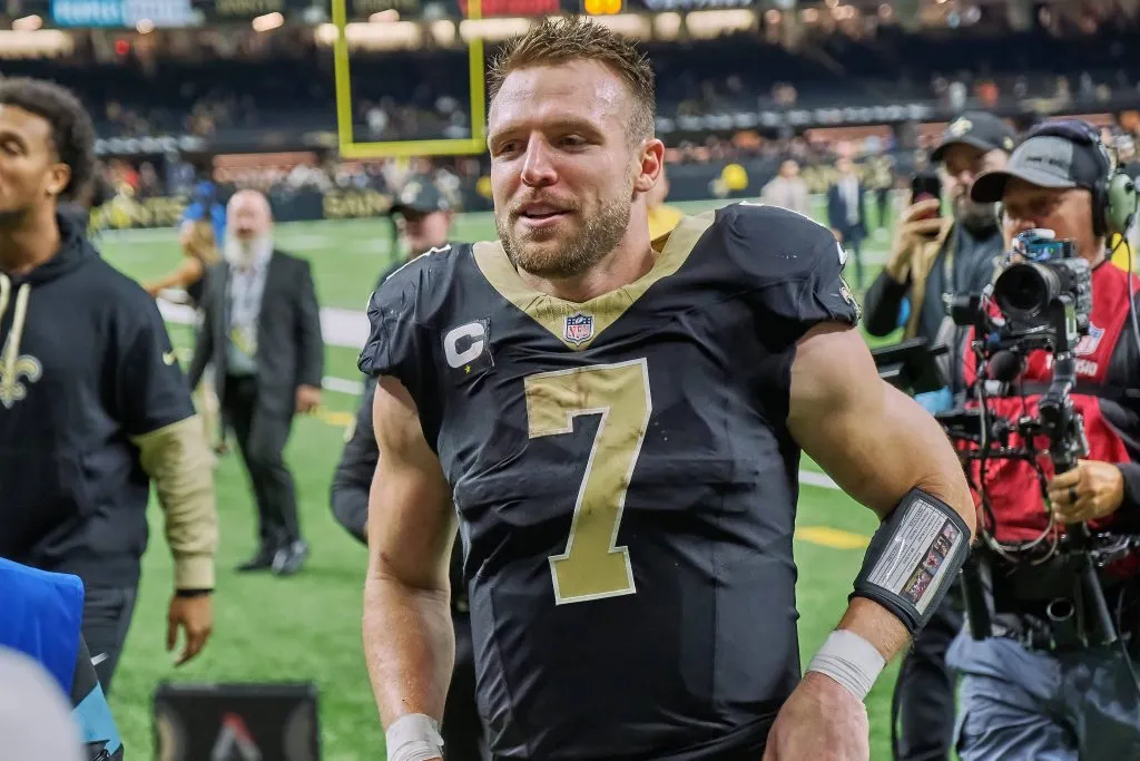 November 17, 2024, New Orleans, Louisiana, U.S: New Orleans Saints tight end Taysom Hill runs off the field after beating the Cleveland Browns during an NFL, American Football Herren, USA regular season game in New Orleans, Louisiana USA on November 17, 2024. The Saints beat the Browns 35 – 14. New Orleans U.S – ZUMAa14_ 20241117_zaf_a14_013 Copyright: xDanxAndersonx