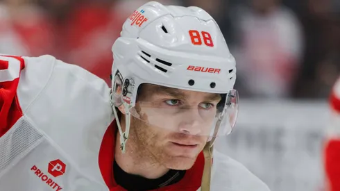Patrick Kane of the NHL, Eishockey Herren, USA s Detroit Red Wings passes the puck during a game against the Los Angeles Kings at Crypto.com Arena in Los Angeles, California on November 16, 2024