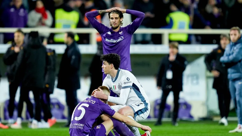 Alessandro Bastoni of FC Internazionale consoles Pietro Comuzzo of ACF Fiorentina after Edoardo Bove of ACF Fiorentina received medical attention after suddenly collapsing to the ground (IMAGO / Giuseppe Maffia)