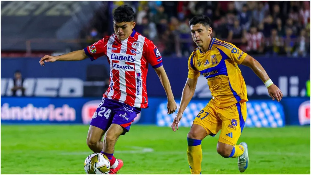 Luis Najera (L) of San Luis fights for the ball with Jesus Angulo (R) of Tigres – IMAGO / Agencia-MexSport