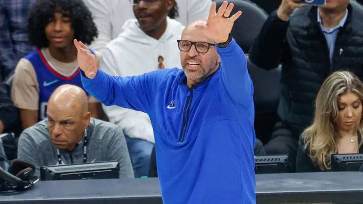 Dallas Mavericks head coach Jason Kidd directs against the Los Angeles Clippers during an NBA, Basketball Herren, USA basketball playoffs round one game 2 at Crypto.com Arena on Tuesday, April 23, 2024 in Los Angeles.