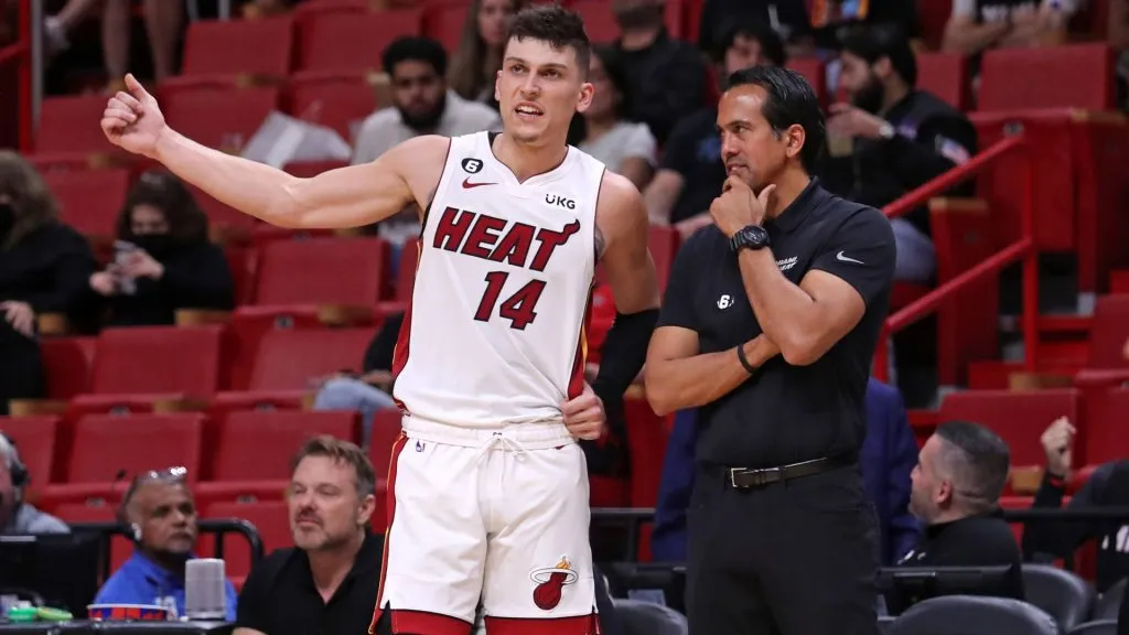Miami Heat head coach Erik Spoelstra talks with guard Tyler Herro during his game against the New Orleans Pelicans