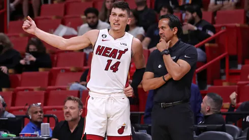 Miami Heat head coach Erik Spoelstra talks with guard Tyler Herro during his game against the New Orleans Pelicans.