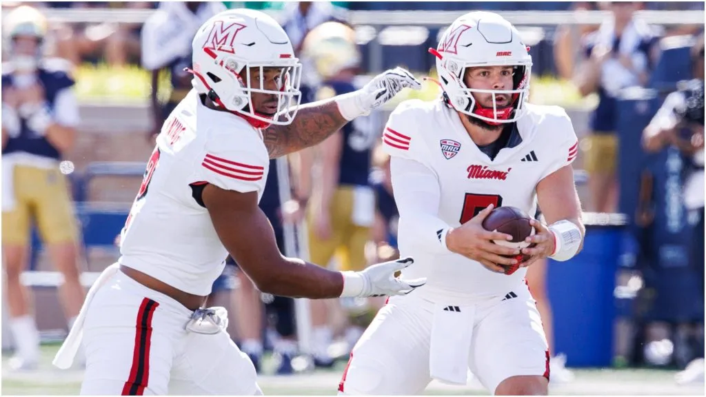 Miami (OH) quarterback Brett Gabbert (5) hands the ball off to running back Keyon Mozee – IMAGO / Newscom World