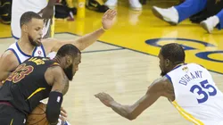 LeBron James 23 of the Cleveland Cavaliers drives against Stephen Curry 30 and Kevin Durant 35 of the Golden State Warriors during their NBA Basketball Herren USA Championship Game 1 at Oracle Arena in Oakland