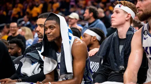 Sacramento Kings guard De™Aaron Fox sits with a towel over his head as the clock winds down on the team™s loss to the Golden State Warriors in Game 3 of the first-round NBA, Basketball Herren, USA playoff series at Chase Center in San Francisco on Thursday, April 20, 2023.