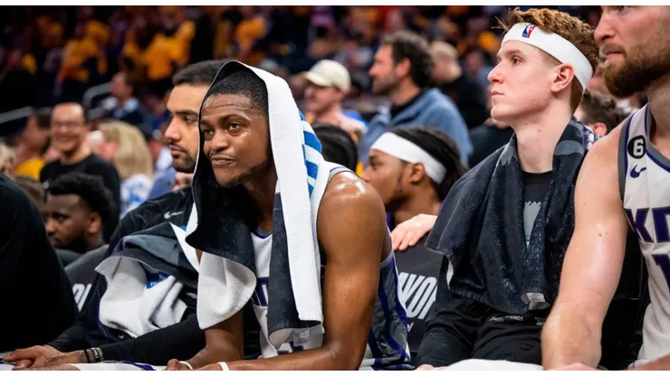 Sacramento Kings guard DeÃ‚™Aaron Fox sits with a towel over his head as the clock winds down on the teamÃ‚™s loss to the Golden State Warriors in Game 3 of the first-round NBA, Basketball Herren, USA playoff series at Chase Center in San Francisco on Thursday, April 20, 2023.