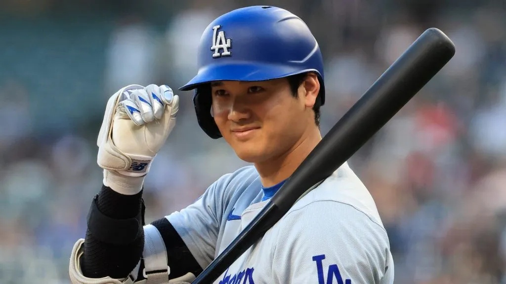 Shohei Ohtani #17 of the Los Angeles Dodgers acknowledges fans during the first inning against the Chicago White Sox at Guaranteed Rate Field on June 24, 2024. (Source: Justin Casterline/Getty Images)