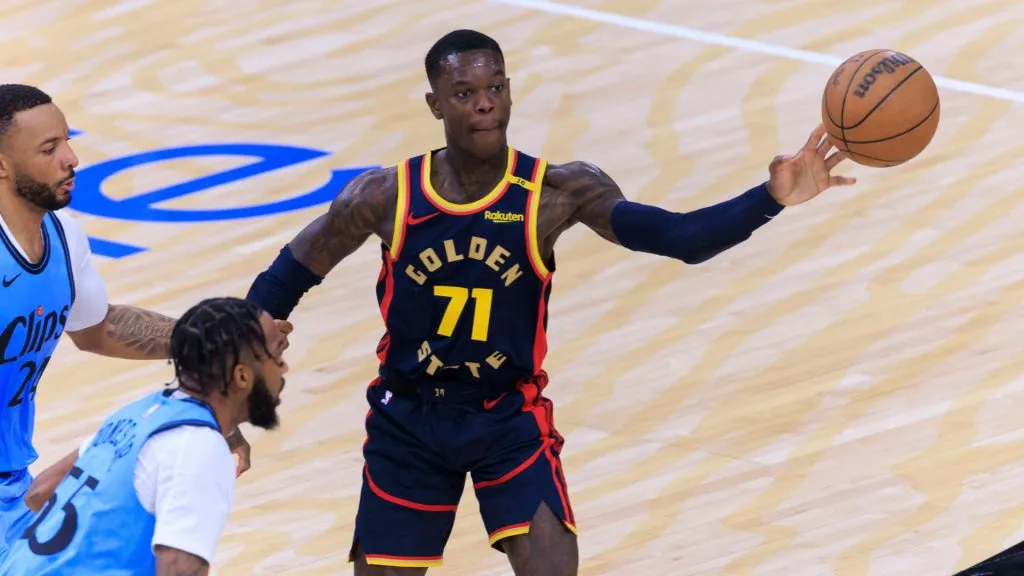 Dennis Schroder 71 of the Golden State Warriors passes the ball during their regular season NBA game against the Los Angeles Clippers. (IMAGO / ZUMA Press Wire)