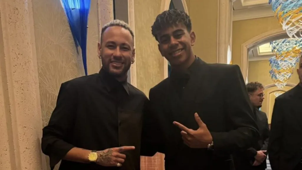 Lamine Yamal and Neymar pose together during the 2024 Globe Soccer Awards (Instagram: @lamineyamal)