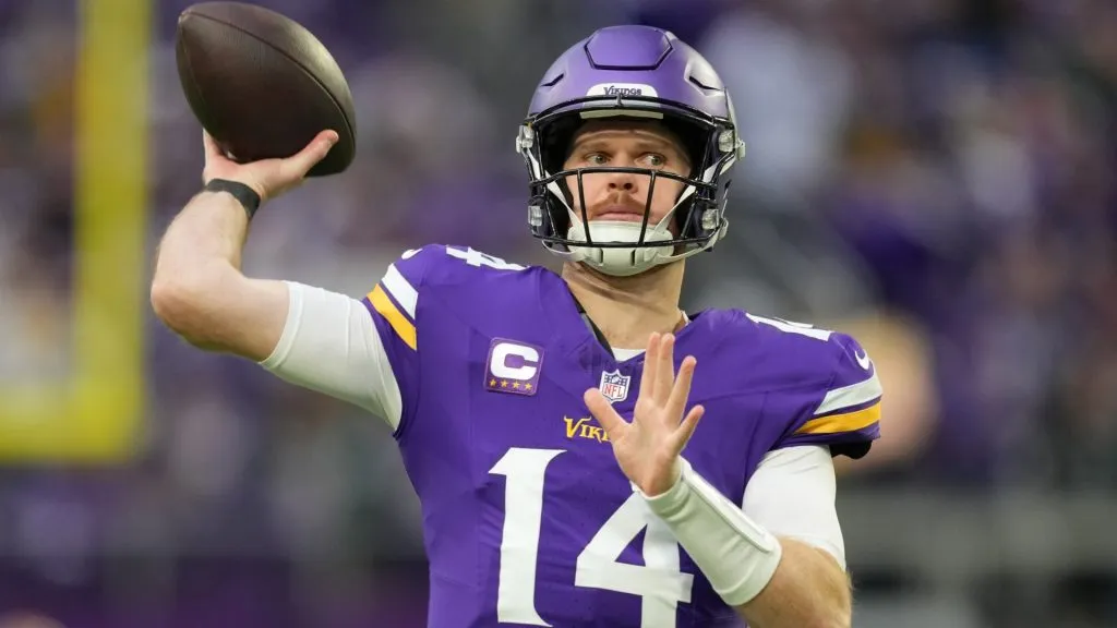 Sam Darnold #14 of the Minnesota Vikings warms up prior to a game against the Green Bay Packers at U.S. Bank Stadium on December 29, 2024. (Source: Brace Hemmelgarn/Getty Images)