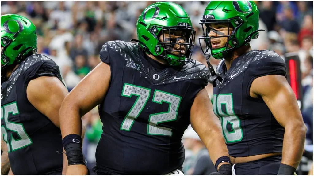 Oregon offensive lineman Iapani Laloulu talks with teammate – IMAGO / Newscom World