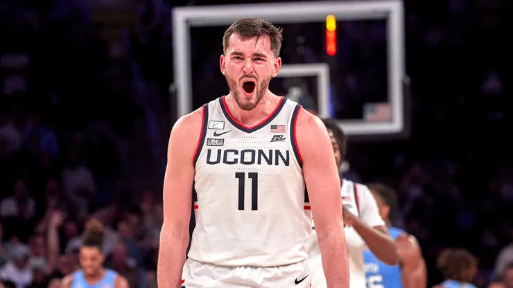 Connecticut Huskies forward Alex Karaban (11)
