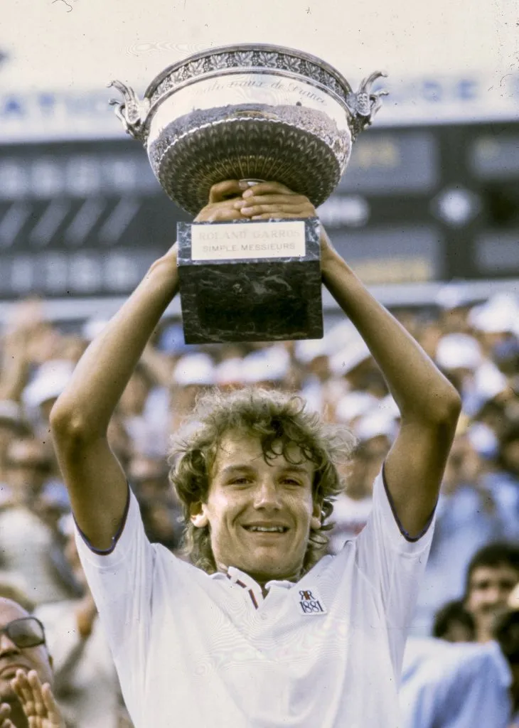 Mats Wilander raises the Roland Garros trophy in 1982 after defeating Guillermo Vilas. (IMAGO / TT)