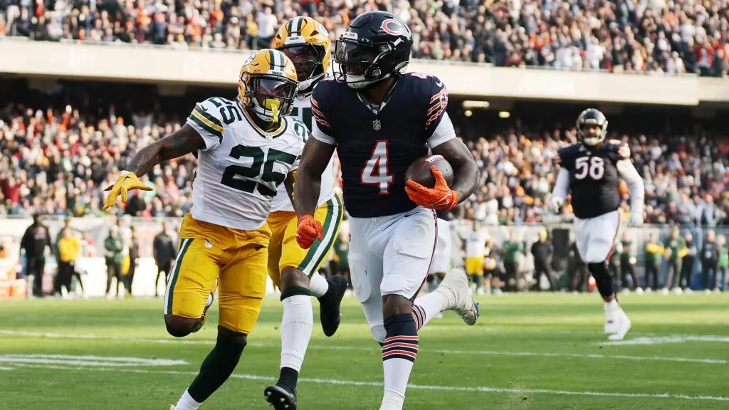 D’Andre Swift #4 of the Chicago Bears runs for a touchdown against the Green Bay Packers at Soldier Field on November 17, 2024. (Source: Michael Reaves/Getty Images)