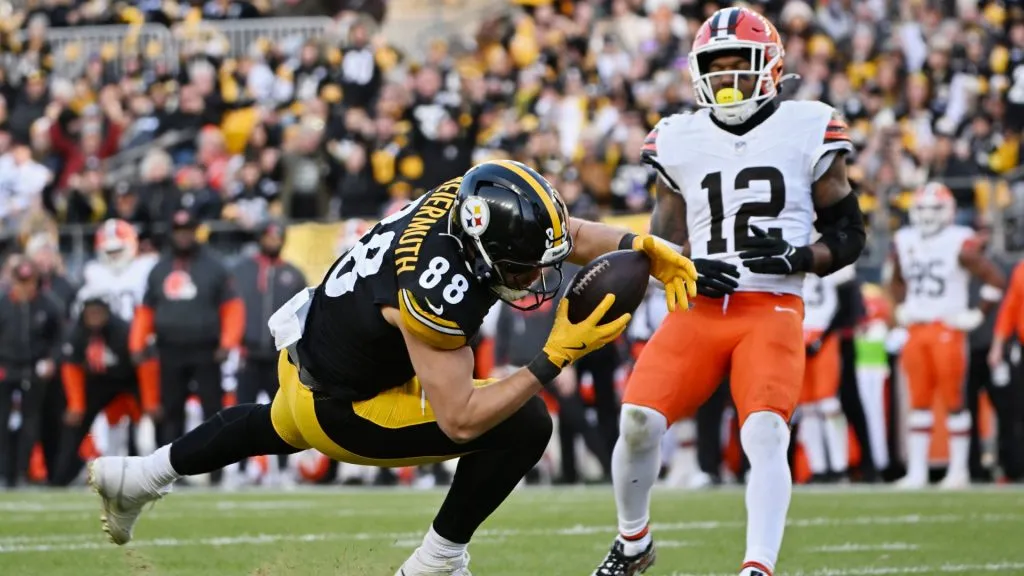Pat Freiermuth #88 of the Pittsburgh Steelers scores a touchdown against the Cleveland Browns during the third quarter at Acrisure Stadium on December 08, 2024. (Source: Justin Berl/Getty Images)