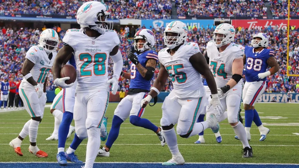 De’Von Achane #28 of the Miami Dolphins carries the ball for a touchdown against the Buffalo Bills during the fourth quarter of the game at Highmark Stadium on November 03, 2024. (Source: Timothy T Ludwig/Getty Images)