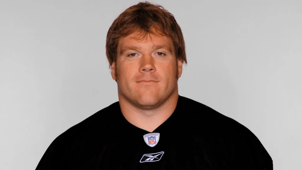 Alan Faneca of the Pittsburgh Steelers poses for his 2005 NFL headshot at photo day. (Source: Getty Images)