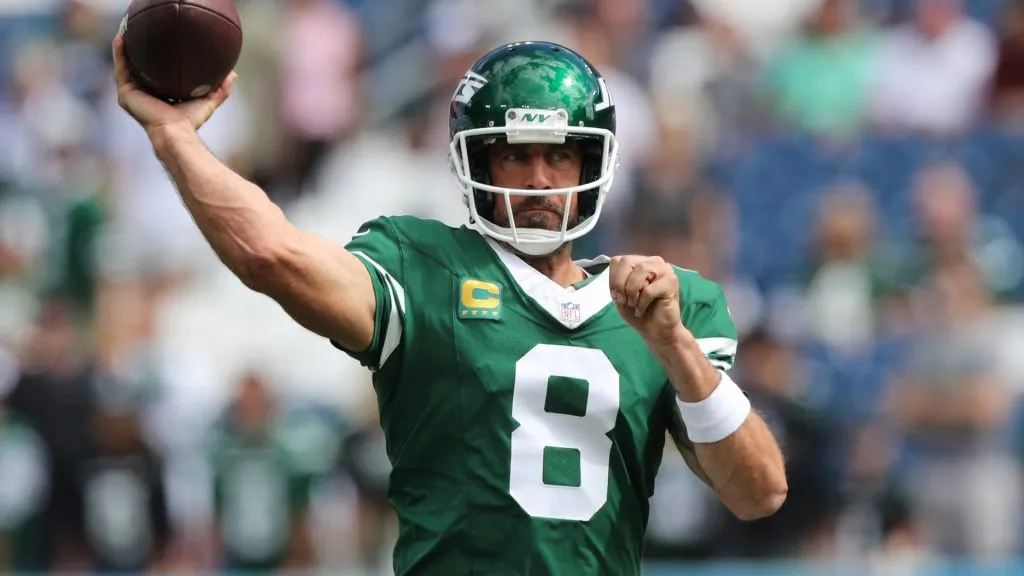 Aaron Rodgers #8 of the New York Jets warms up prior to a game against the Tennessee Titans at Nissan Stadium on September 15, 2024. (Source: Justin Ford/Getty Images)