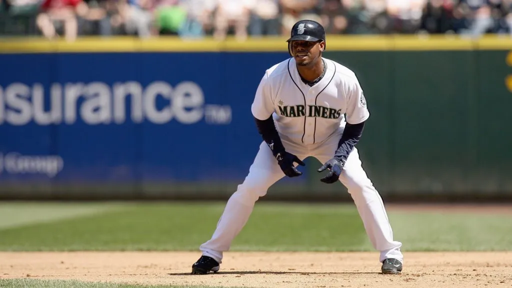 Ken Griffey Jr. #24 of the Seattle Mariners leads off base during the game against the San Francisco Giants on May 24, 2009. (Source: Otto Greule Jr/Getty Images)