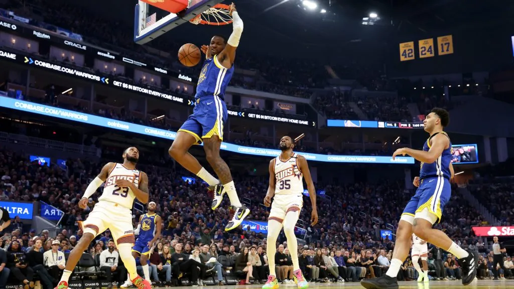Jonathan Kuminga #00 of the Golden State Warriors goes up for a dunk on Kevin Durant #35 and Monte Morris #23 of the Phoenix Suns. (Ezra Shaw/Getty Images)