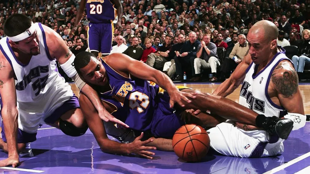 Brian Cook #43 of the Los Angeles Lakers scrambles for the ball with Brad Miller #52 and Doug Christie #13 of the Sacramento Kings at Arco Arena on December 16, 2004. (Source: Jed Jacobsohn/Getty Images)
