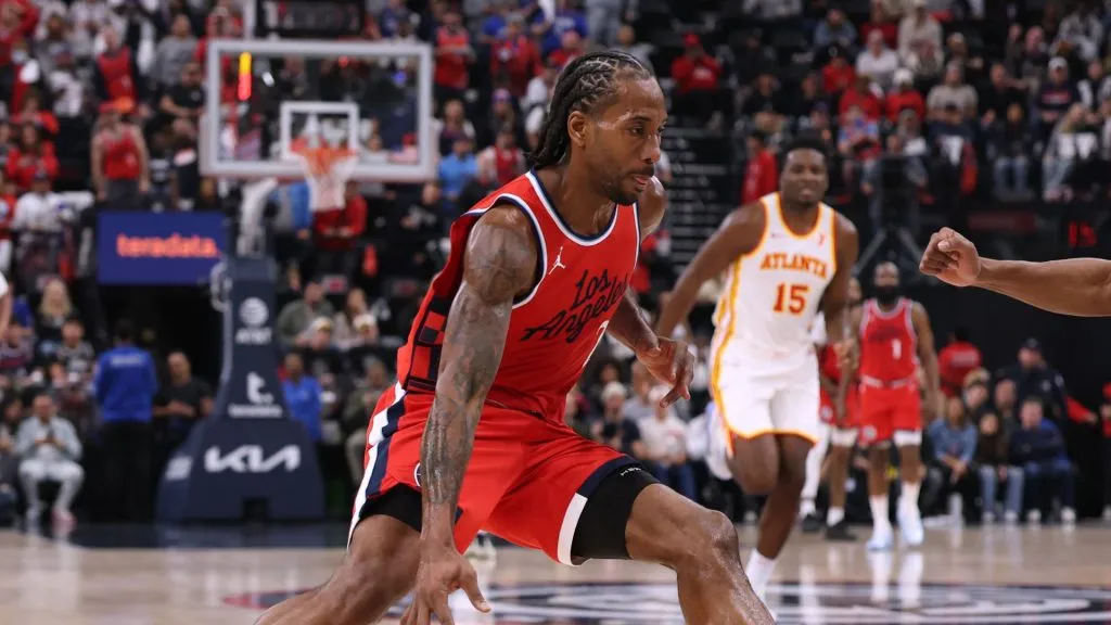 Kawhi Leonard dribbling