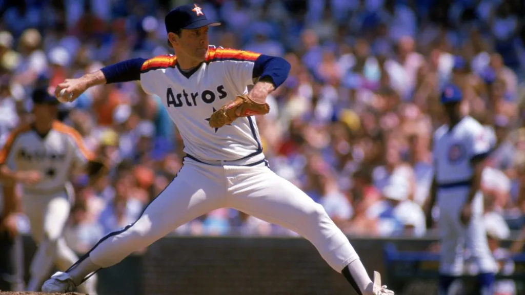 Nolan Ryan #34 of the Houston Astros pitches during the 1988 season against the Chicago Cubs. (Source: Jonathan Daniel/Getty Images)